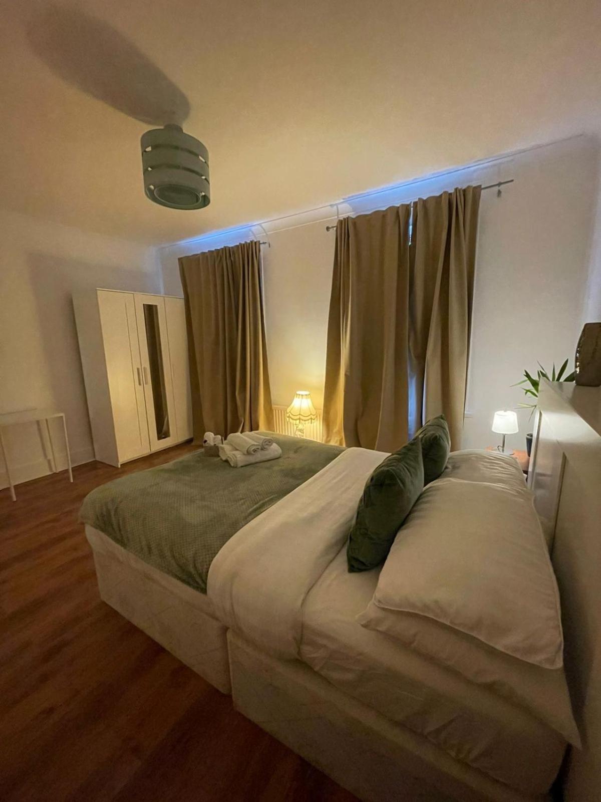 Park View Homestay Barking  Bagian luar foto